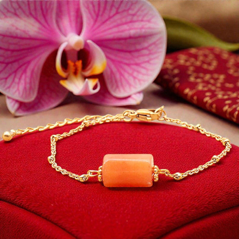 Détail de la perle tube facettée en Pierre de lune orange taillée à la main