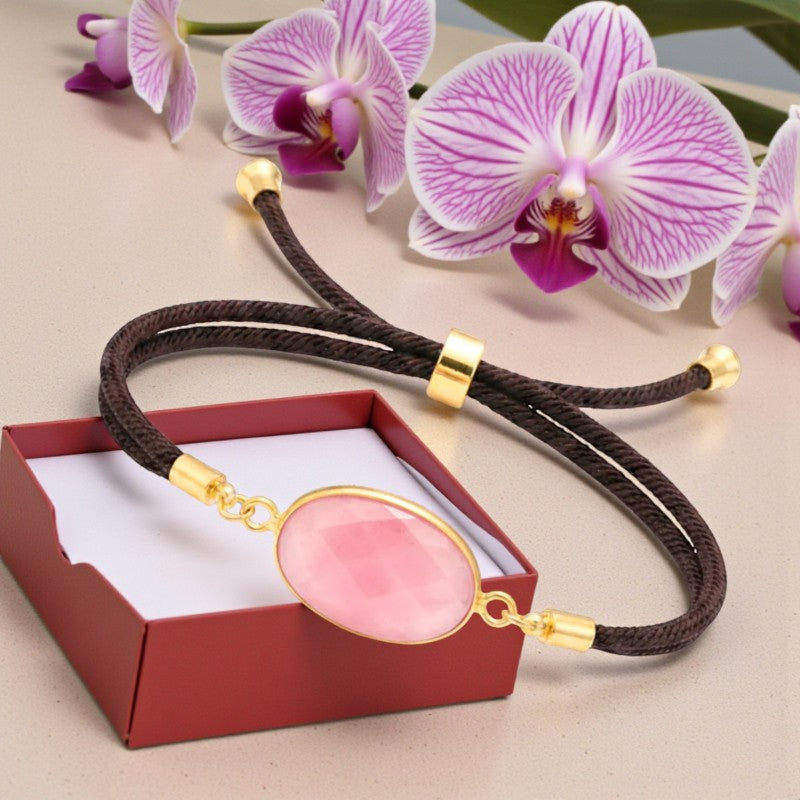 Détail de la pierre ovale facettée en Quartz rose naturel du bracelet ÉCLIPSE®