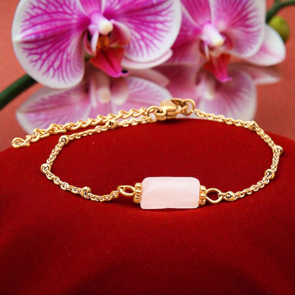 Détail de la perle tube facettée en Quartz rose taillée à la main