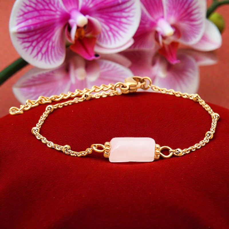 Détail de la perle tube facettée en Quartz rose taillée à la main