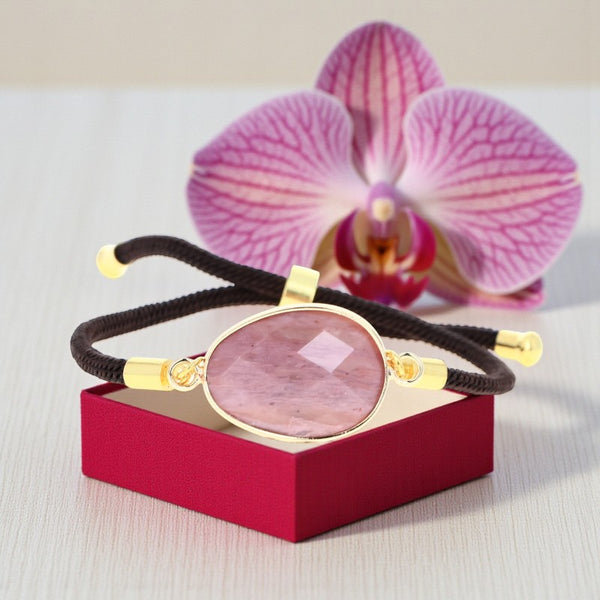 Détail de la pierre ovale facettée en Rhodonite naturelle du bracelet ÉCLIPSE®