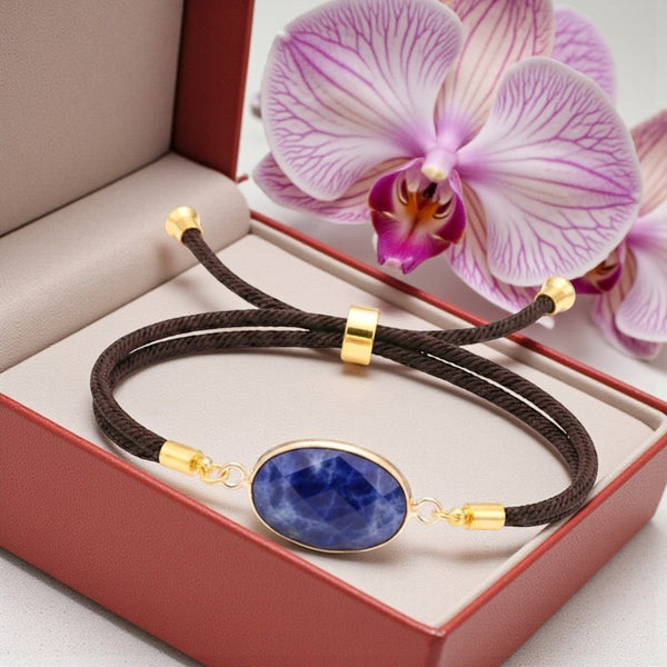 Détail de la pierre ovale facettée en Sodalite naturelle du bracelet ÉCLIPSE®