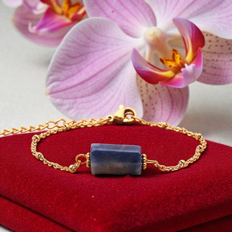 Détail de la perle tube facettée en Sodalite taillée à la main