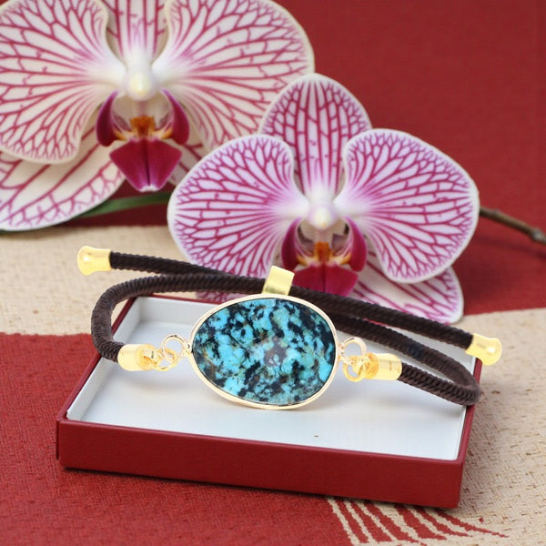 Détail de la pierre ovale facettée en Turquoise africaine naturelle du bracelet ÉCLIPSE®