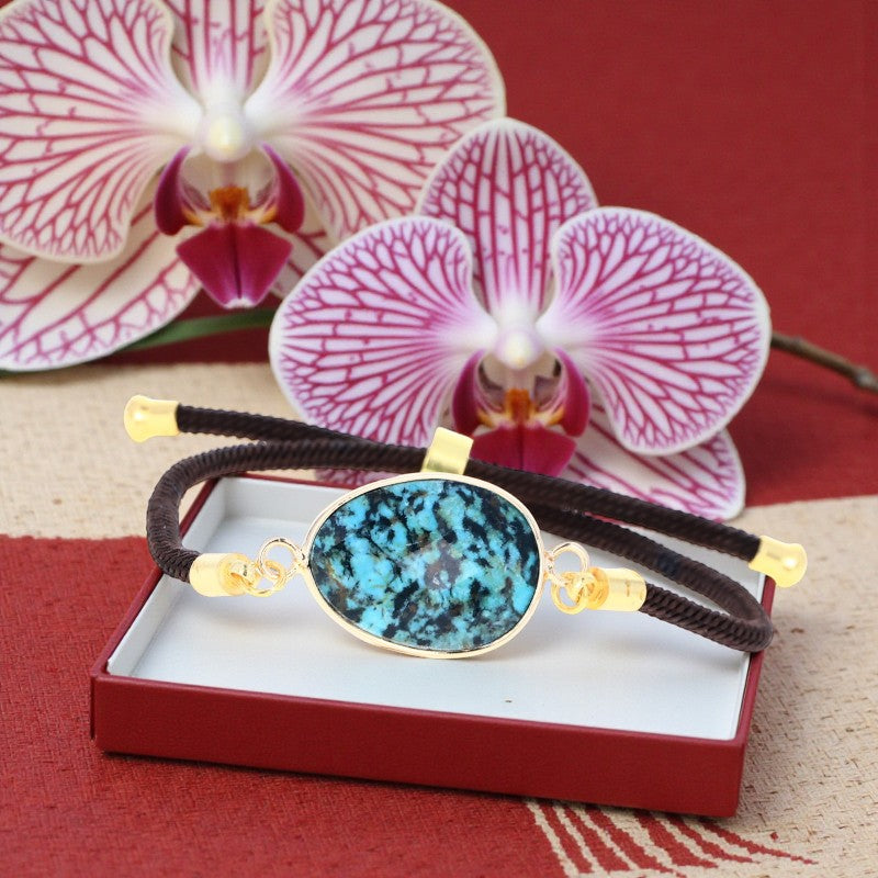 Détail de la pierre ovale facettée en Turquoise africaine naturelle du bracelet ÉCLIPSE®