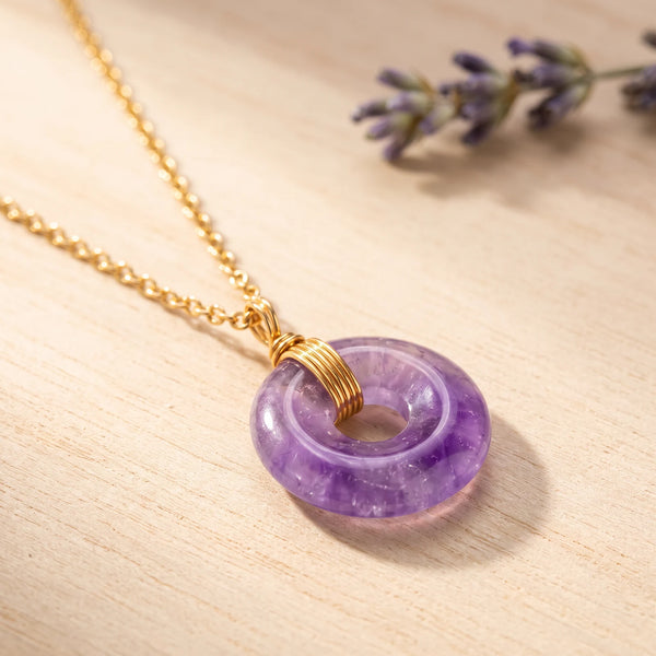 Pendentif améthyste donut en pierre naturelle et bélière dorée en fil enroulé
