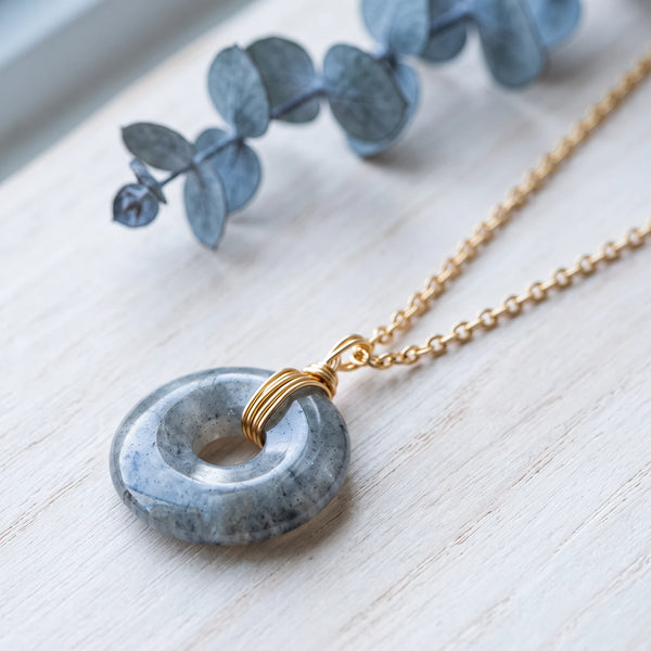 Pendentif labradorite donut en pierre naturelle aux reflets bleutés