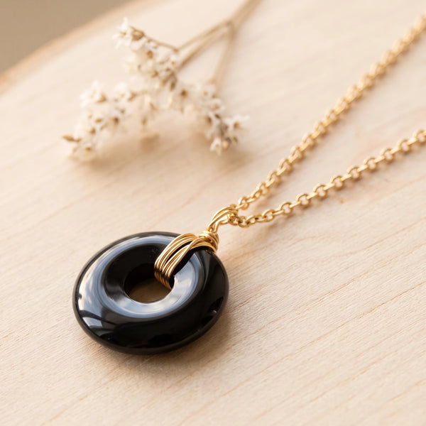 Pendentif onyx donut noir et or, bélière en fil doré enroulé