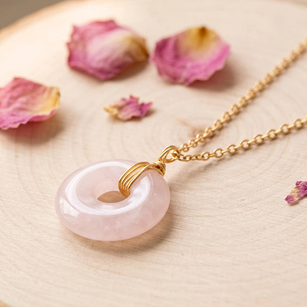 Pendentif quartz rose donut en pierre naturelle, bélière en fil doré