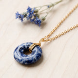 Collier Sodalite, Pendentif Bleu Donut sur Chaîne Dorée
