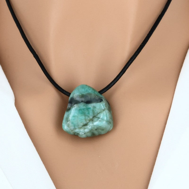 Émeraude roulée percée, pierre naturelle utilisée en lithothérapie