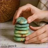 pierre chrysoprase en forme de galet plat