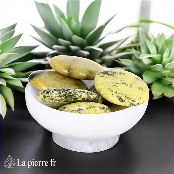 Serpentine Jaune en galet - Pierre Naturelle de Méditation