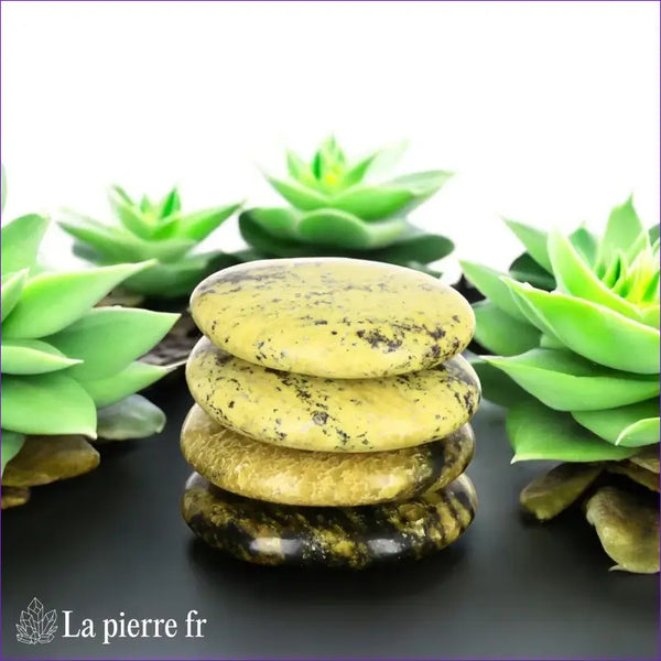 Serpentine Jaune en galet - Pierre Naturelle de Méditation