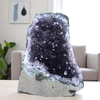 Pièce unique : géode d’améthyste entourée d’agate naturelle, sélection La Pierre FR alliant beauté minérale et énergie apaisante.