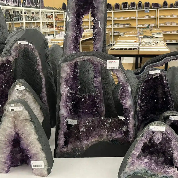Géodes d’améthyste cathédrales en pierre naturelle — grandes druses de quartz violet