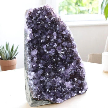 Géode d’améthyste naturelle – La Pierre FR, pierre de décoration pour une ambiance zen et harmonieuse à la maison.