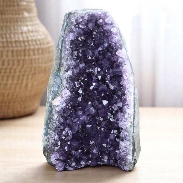 Cristaux violets d’une géode d’améthyste d’Uruguay 1,009 kg