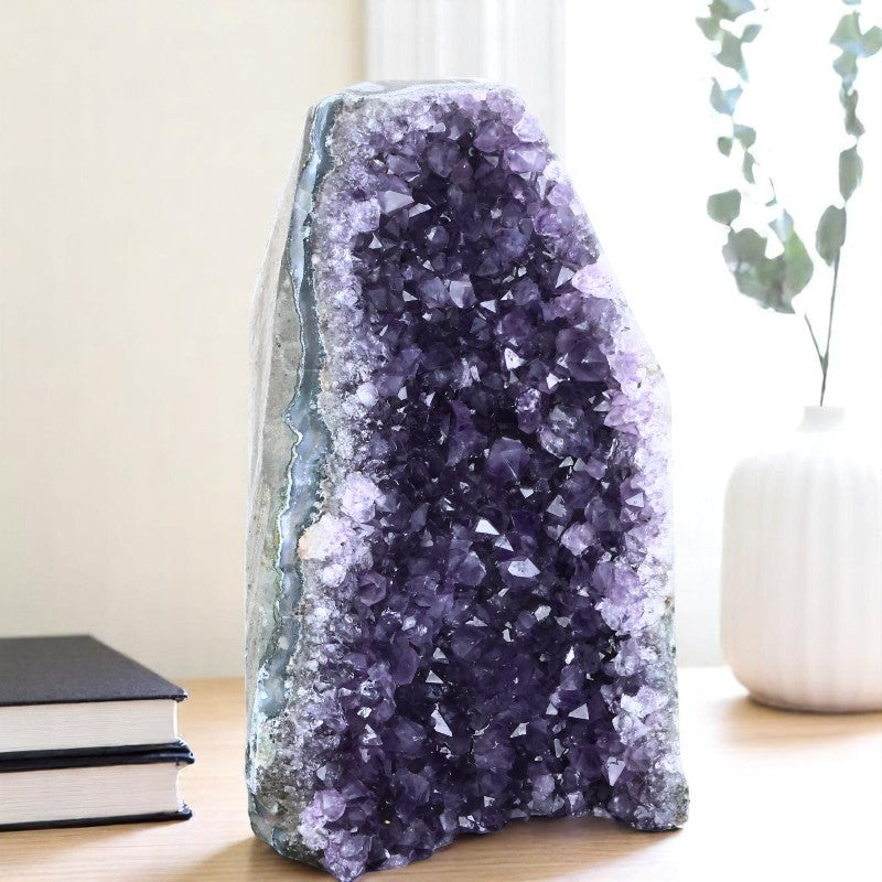 Profil d’une géode d’améthyste d’Uruguay, bordure minérale claire