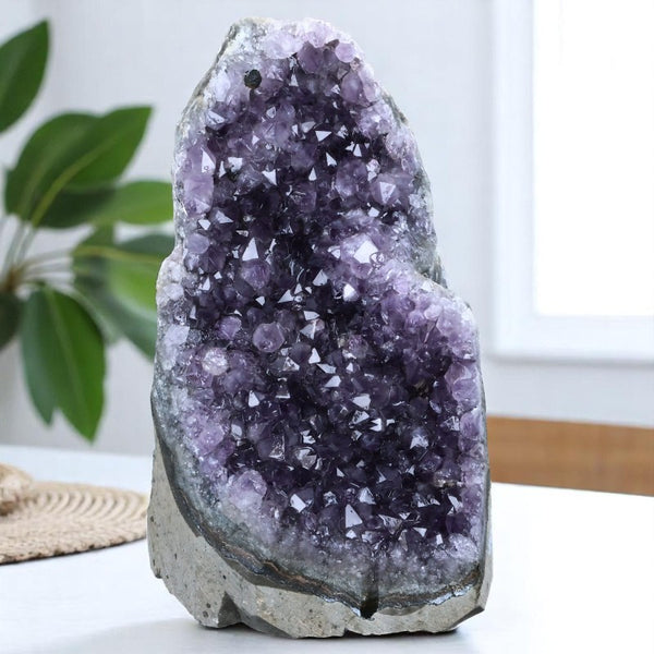 Cristaux violets d’une géode d’améthyste d’Uruguay aux pointes scintillantes