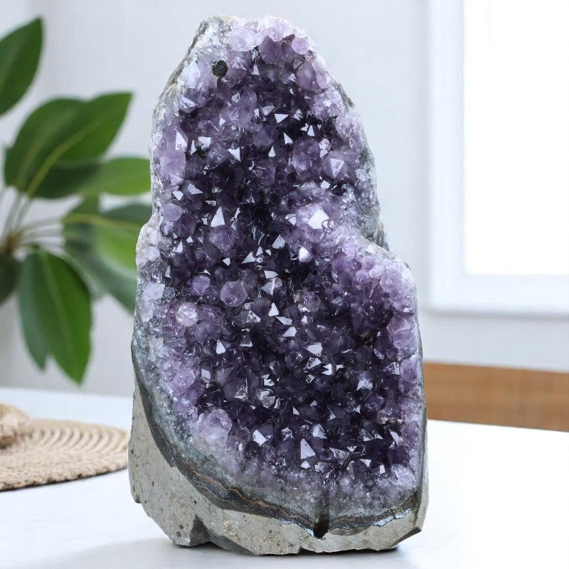 Cristaux violets d’une géode d’améthyste d’Uruguay aux pointes scintillantes