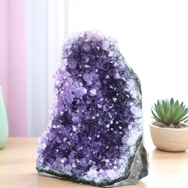 Cristaux violets scintillants d’une géode d’améthyste d’Uruguay 889 g