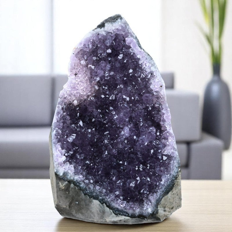 Cristaux violets brillants d’une géode d’améthyste d’Uruguay 911 g