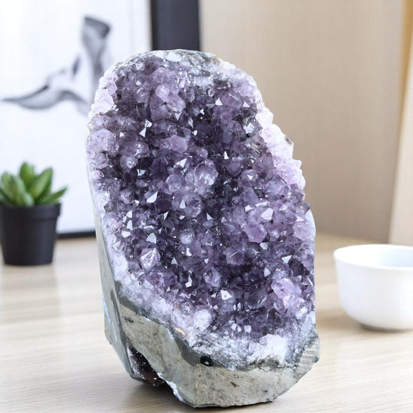 Cristaux violets brillants d’une géode d’améthyste d’Uruguay 982 g