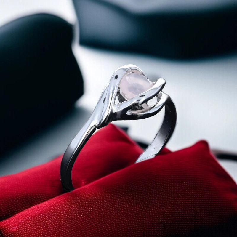 Vue détail de la Bague en Quartz rose (Nid de Rosée) sur coussin rouge