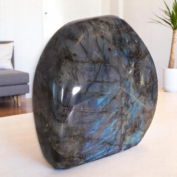 Grosse pierre de labradorite aux reflets bleus – La Pierre FR, pierre naturelle de protection et d’intuition en lithothérapie.