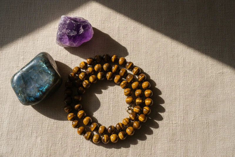 Guide d'achat de bijoux en pierres naturelles : labradorite, œil de tigre et améthyste — La Pierre FR