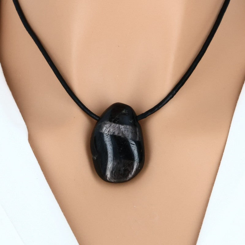 Hypersthène roulée percée, pierre naturelle aux reflets sombres