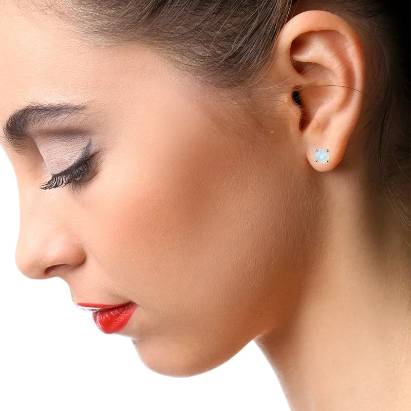 Femme portant les boucles d'oreilles Chara en quartz rose et argent rhodié