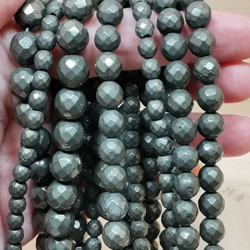 Détail des facettes et de l'éclat métallique de la pyrite