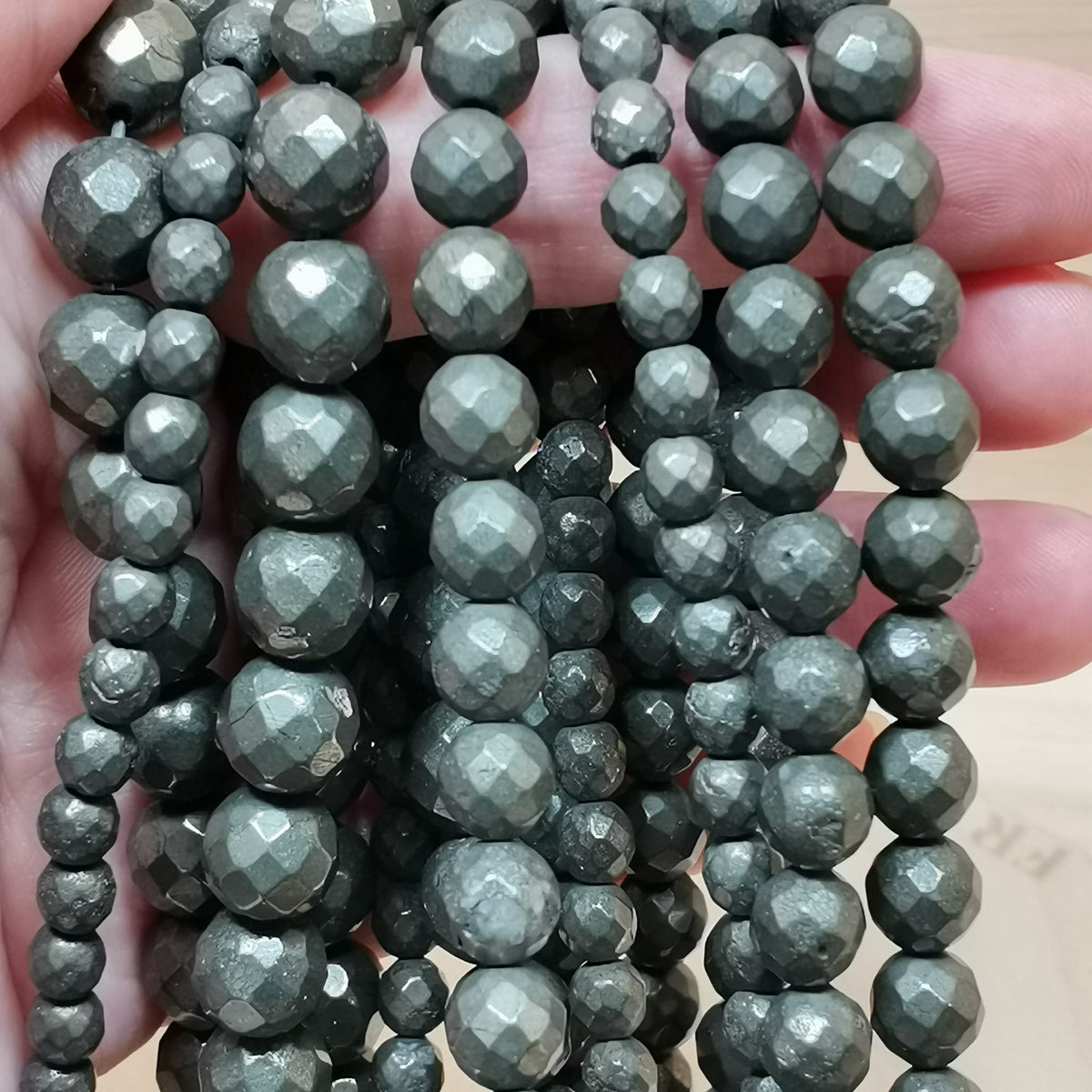 Détail des facettes et de l'éclat métallique de la pyrite