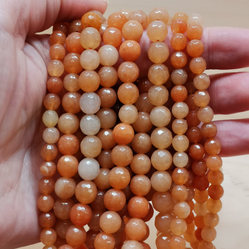 Détail des reflets cuivrés d'une perle d'aventurine orange