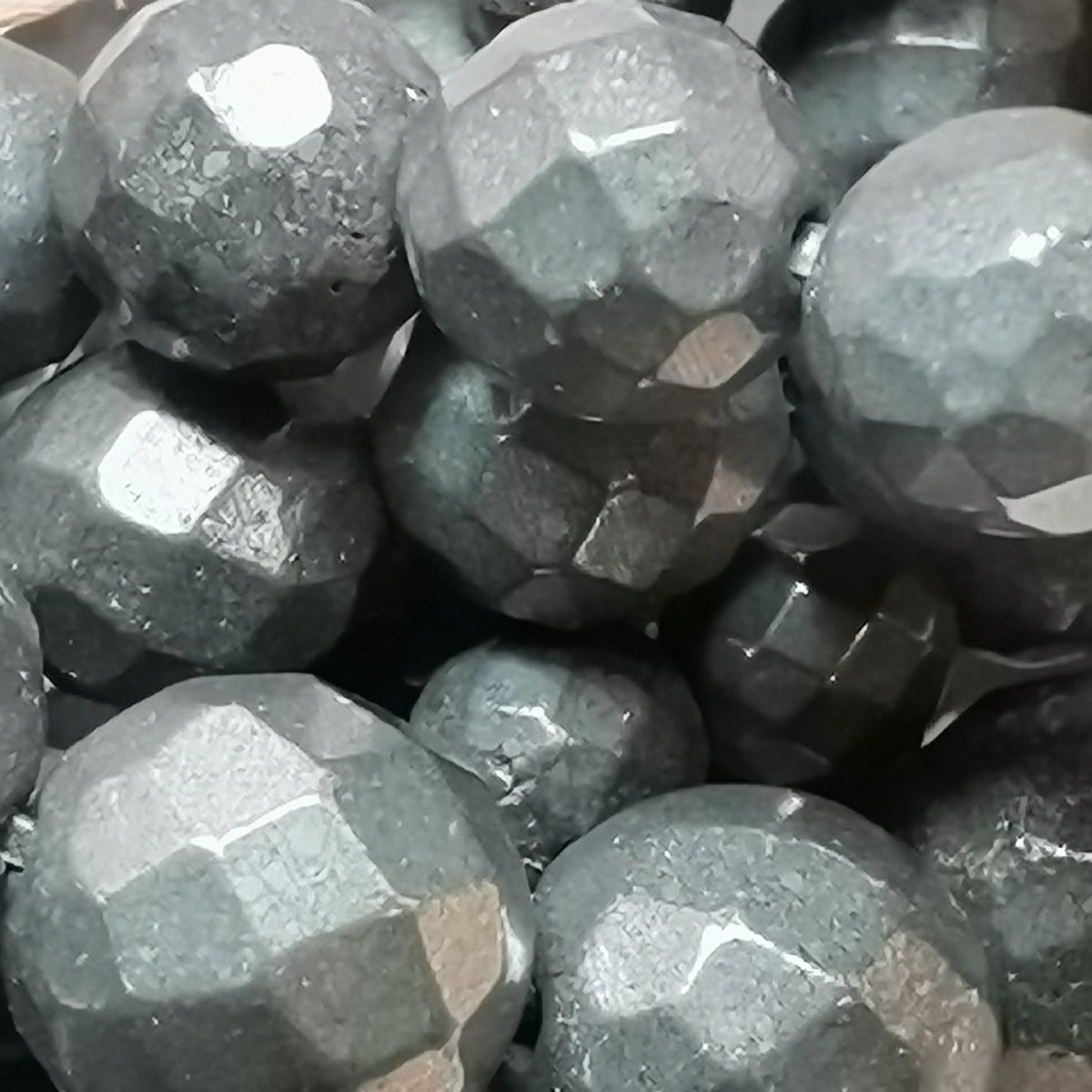 Perles de pyrite facettées de Slovaquie et de Bulgarie