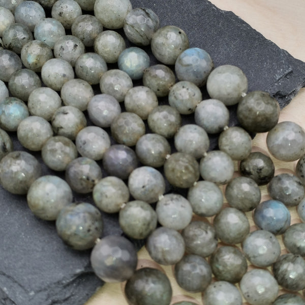 Fil de perles de labradorite facettées — La Pierre FR