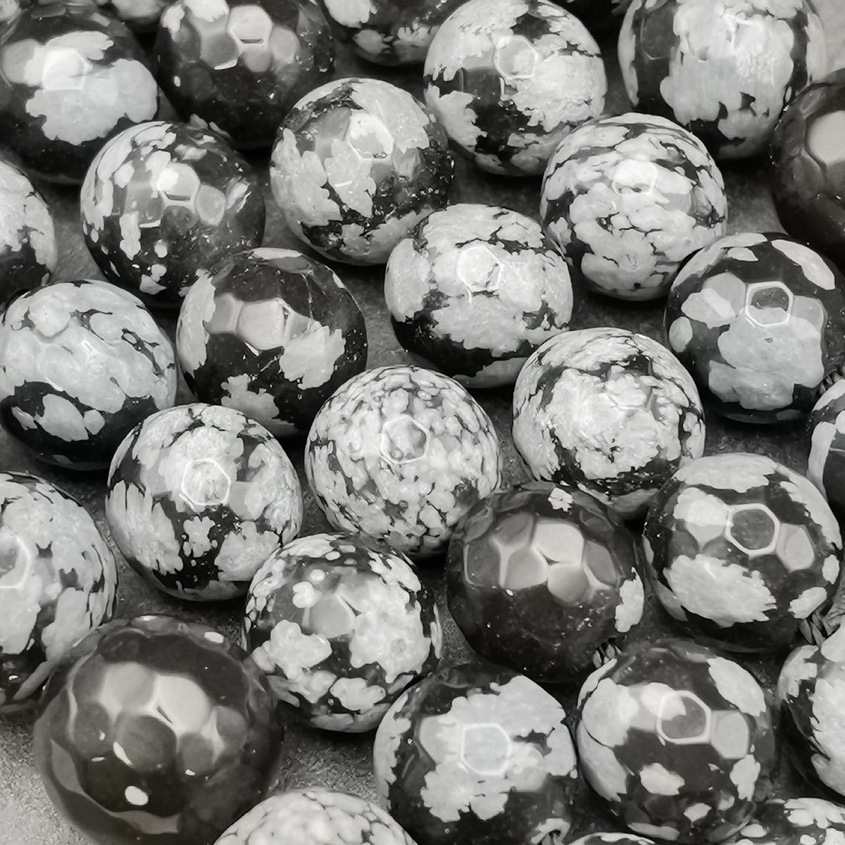 Perles d'obsidienne neige facettées et percées, non teintées