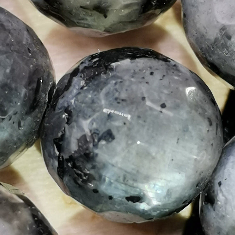 Perles de larvikite facettées et percées pour création de bijoux
