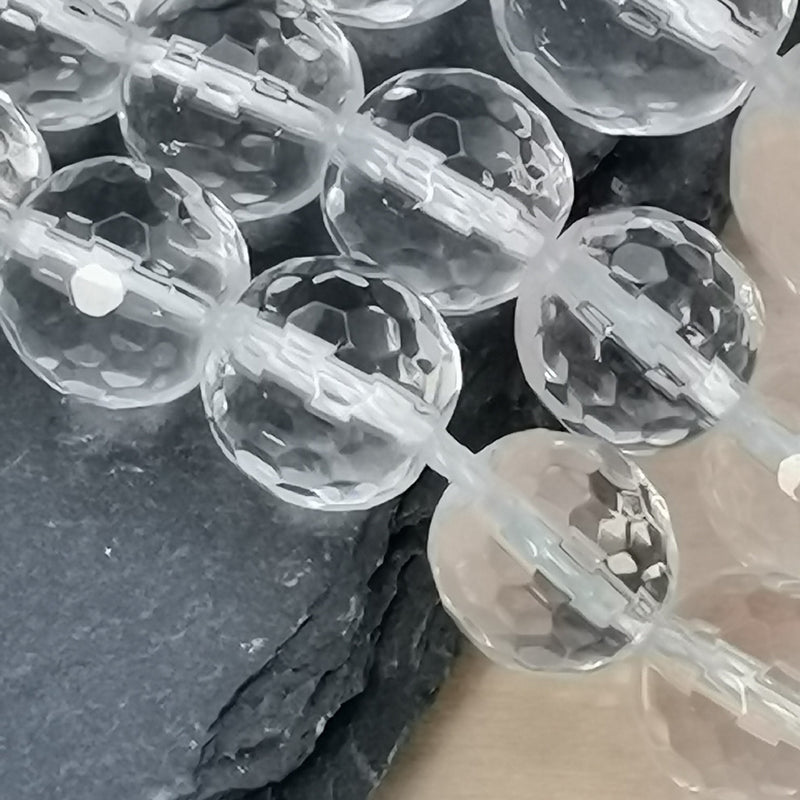 Détail des facettes et des inclusions d'une perle de cristal de roche