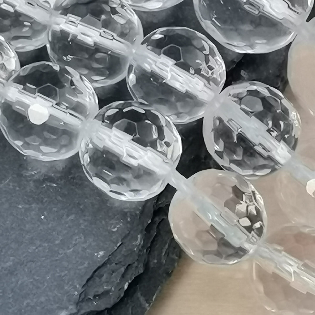 Détail des facettes et des inclusions d'une perle de cristal de roche