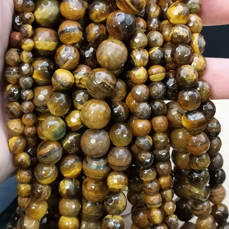 Détail du chatoiement doré d'une perle d'œil de tigre facettée