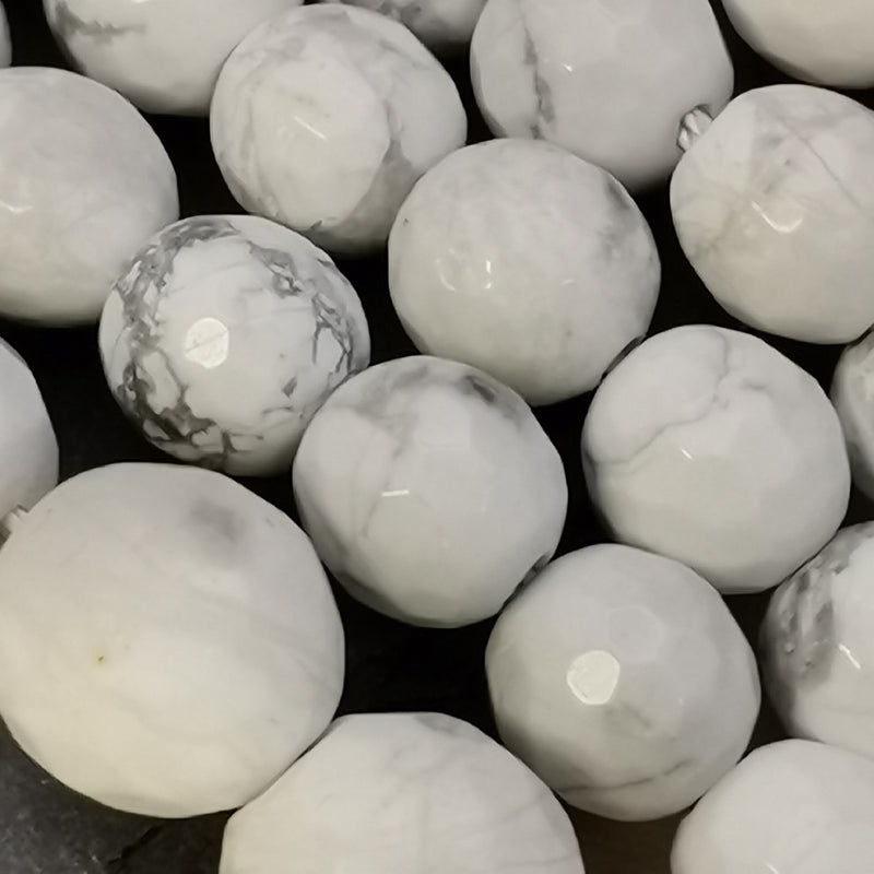 Perles de howlite blanche facettées et percées, non teintées