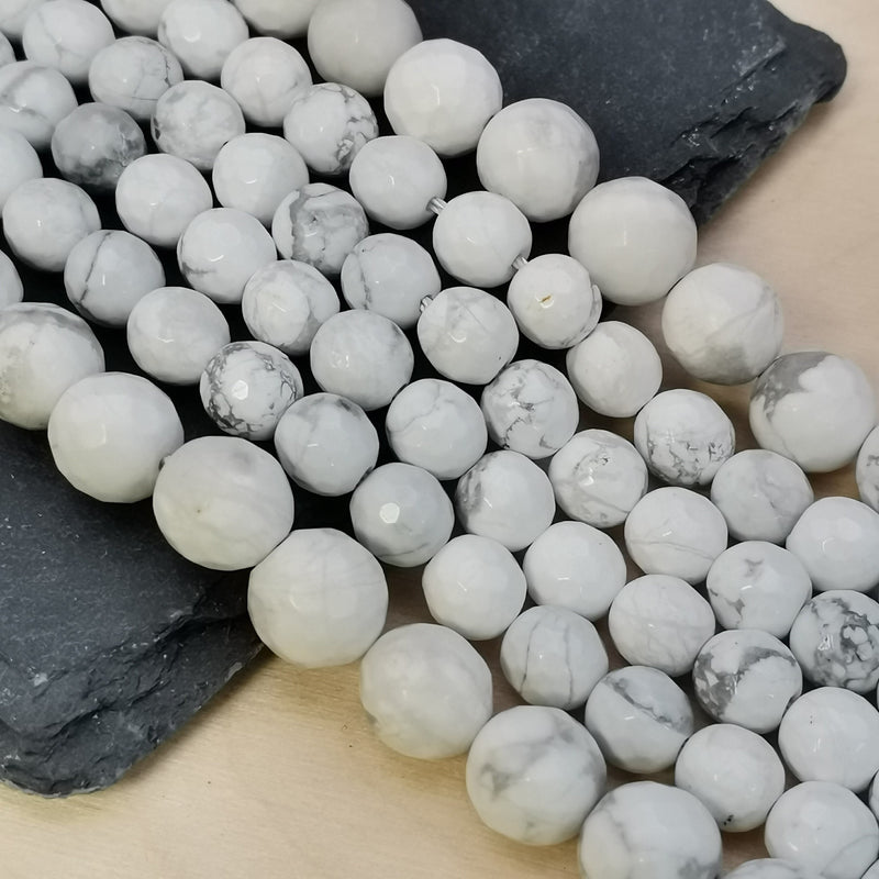 Perles de Howlite blanche facettées 4, 6, 8 et 10 mm — Fil de 36 cm
