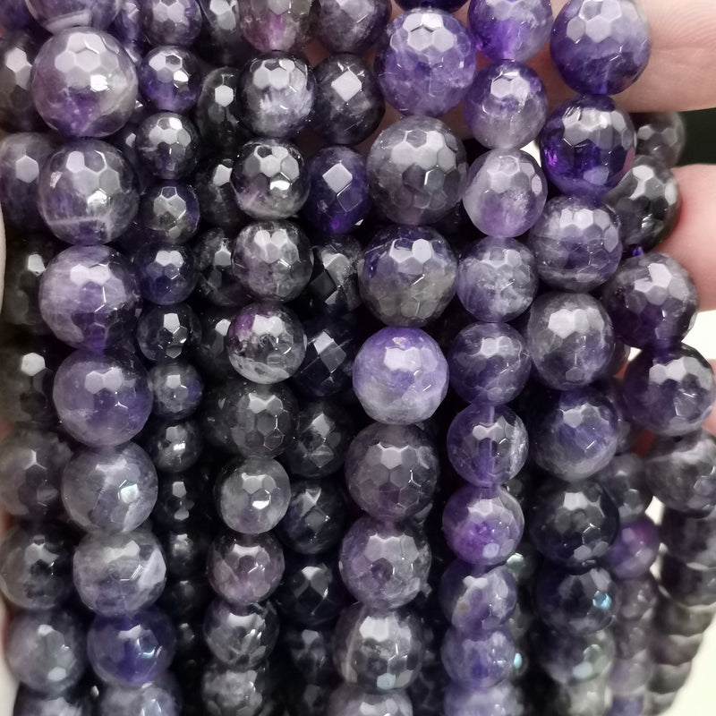 Détail des facettes et du zonage violet d'une perle d'améthyste