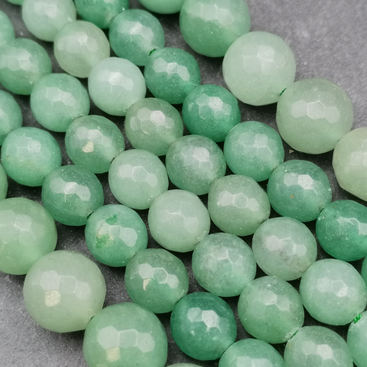 Nuances de vert de l'aventurine facettée