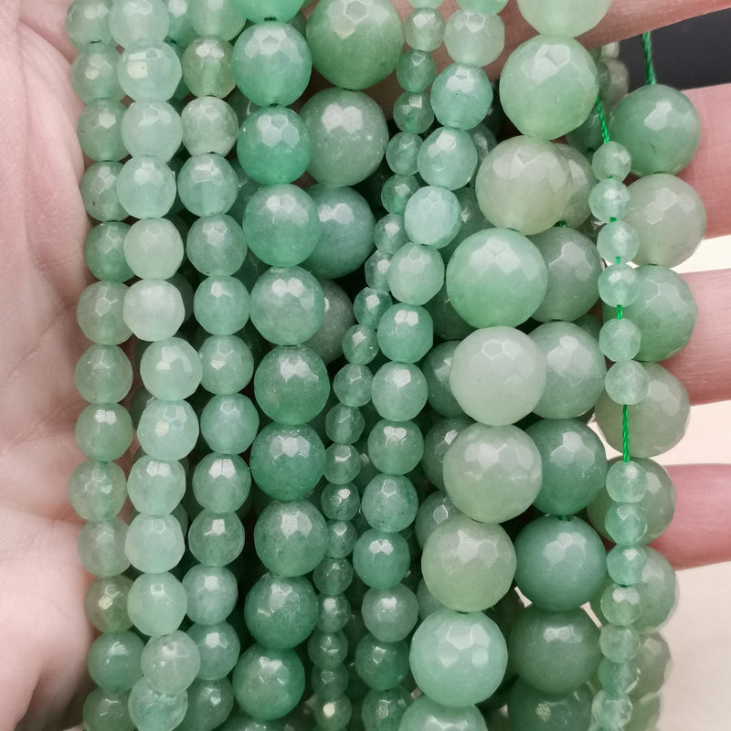 Détail des paillettes scintillantes d'une perle d'aventurine verte