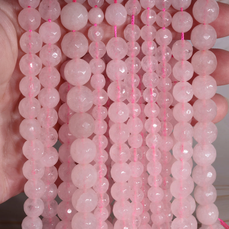 Détail des facettes d'une perle de quartz rose