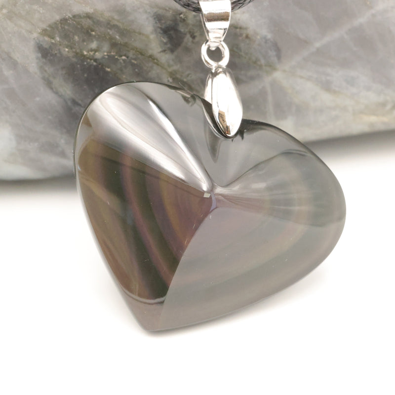 Halos colorés de l'obsidienne œil céleste sur la forme de cœur
